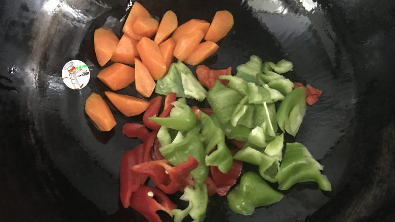 酱炒鸡块,把胡萝卜略微炒软后,放入青红椒块