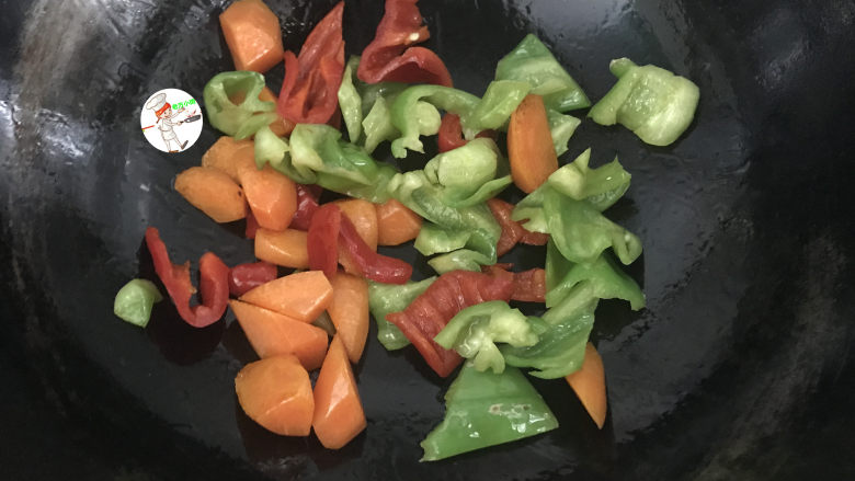 酱炒鸡块,炒至辣椒断生了,盛出来备用