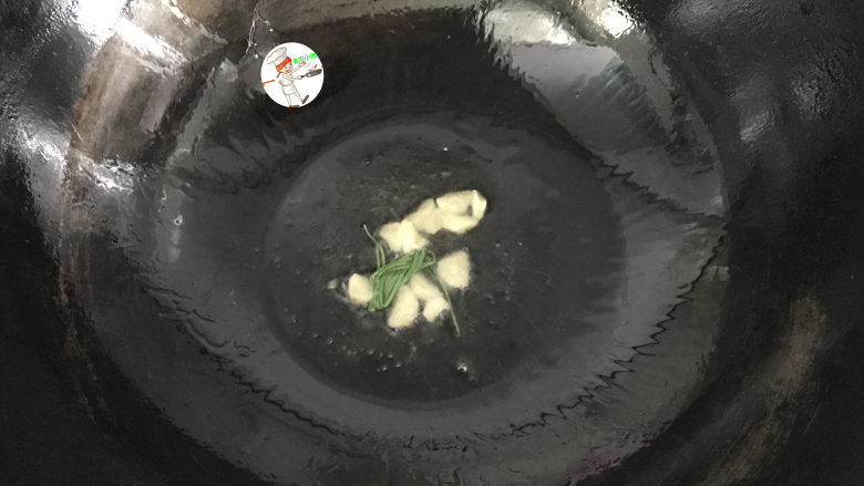 酱炒鸡块,锅中重新倒油,下葱姜煸香