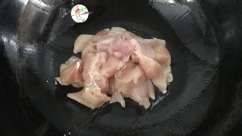 酱炒鸡块,放入鸡块,翻炒