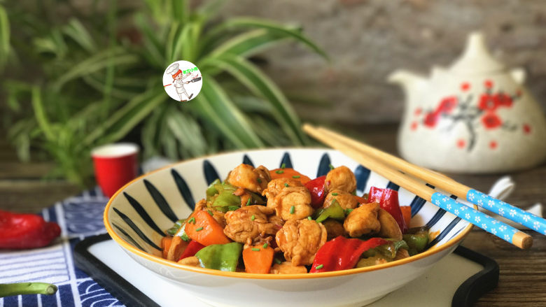 酱炒鸡块,盛入盘中,最后撒上葱花点缀提香
