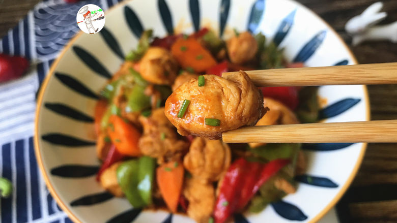 酱炒鸡块,吃上一口,鸡肉非常地滑嫩,并且酱香味浓,爽辣又开胃