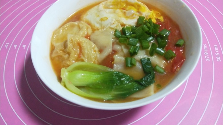 青菜鸡蛋面,青菜<a style='color:red;display:inline-block;' href='/shicai/ 9'>鸡蛋</a>面。