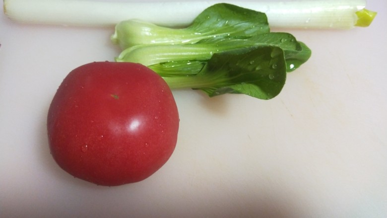 青菜鸡蛋面,这中间可以预备辅料了,番茄一个洗干净,<a style='color:red;display:inline-block;' href='/shicai/ 115'>油菜</a>两颗去老叶留嫩芯。