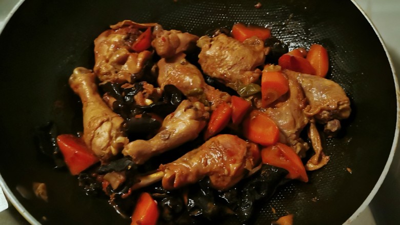 酱炒鸡块,炒至鸡肉成熟,收汁出锅。