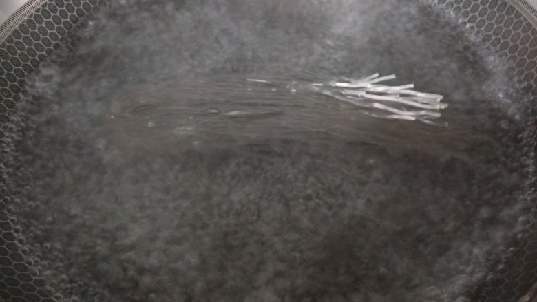 木耳炒粉丝,红薯粉丝一把煮软。