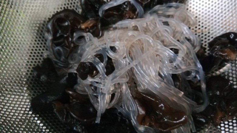 木耳炒粉丝,木耳揪成小块,粉丝剪短。