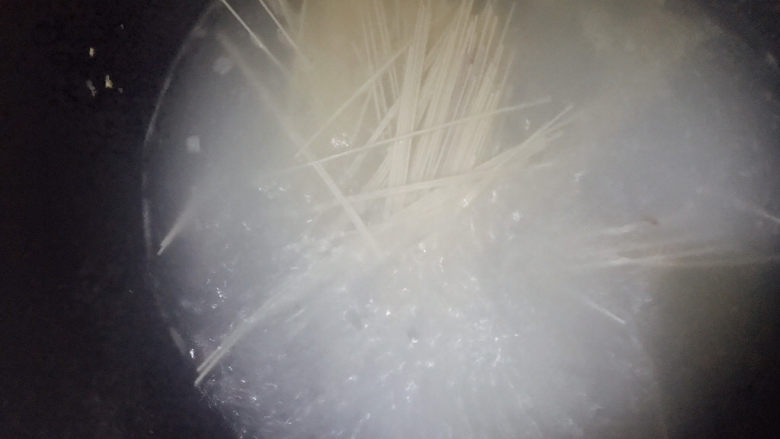 青菜鸡蛋面,锅中烧水,水开后放入一把面条