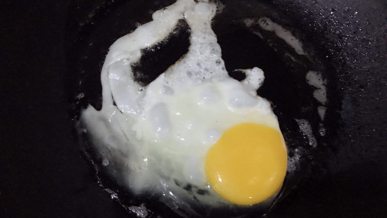 青菜鸡蛋面,鸡蛋打入锅中,煎成荷包蛋盛起备用