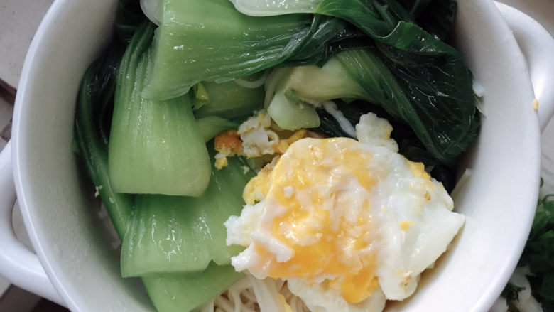 青菜鸡蛋面,青菜熟后放在面条上面,放上鸡蛋