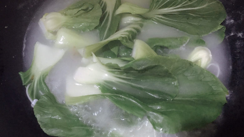 青菜鸡蛋面,用剩下的面汤烫一下青菜,大概两分钟