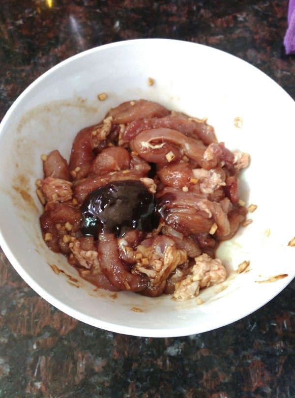 千张肉丝,加入<a style='color:red;display:inline-block;' href='/shicai/ 721'>蚝油</a>,拌匀