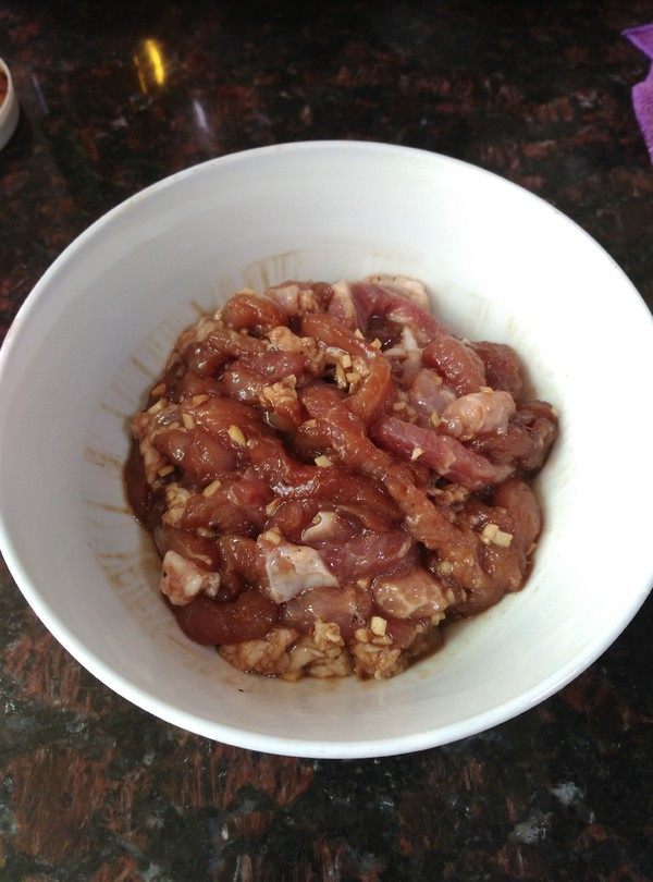 千张肉丝,最后加入油,搅拌均匀,返冰箱2小时左右