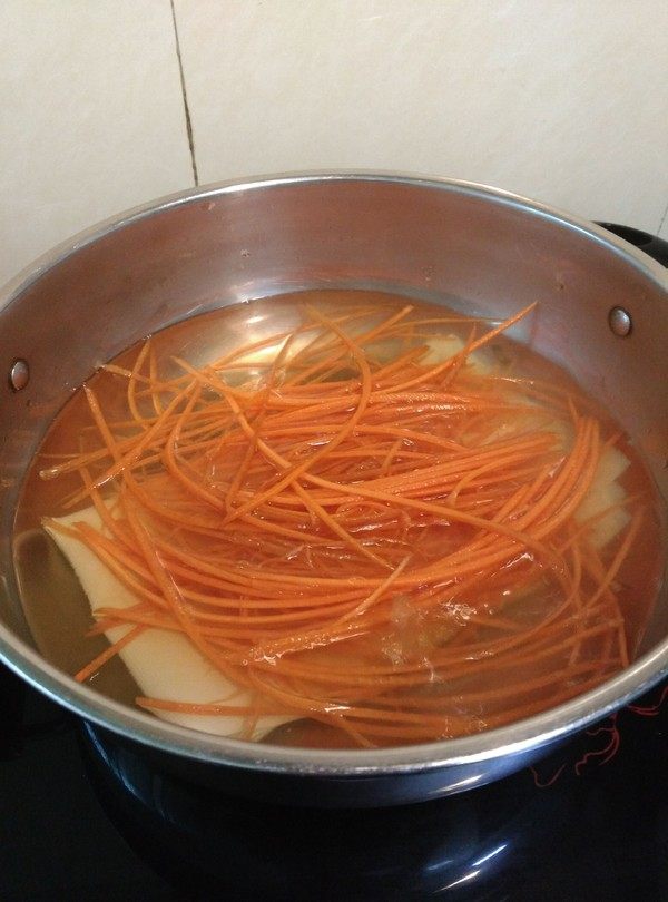 千张肉丝,灼熟腐皮,胡萝卜丝灼至断生