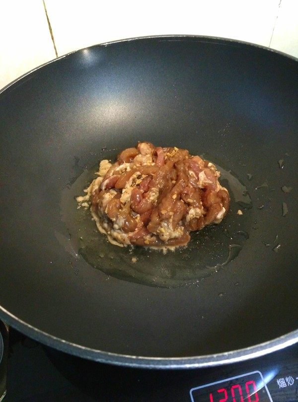 千张肉丝,热油锅,加入肉丝