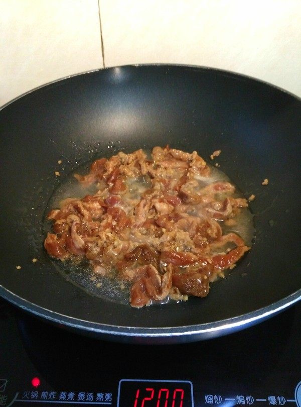 千张肉丝,加入适量清水,煮至熟