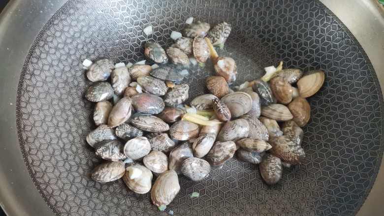 花蛤丝瓜汤,下入花蛤,翻炒均匀