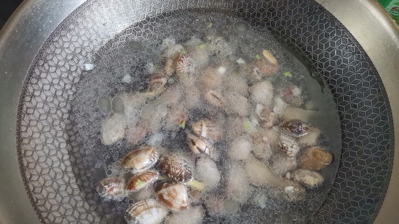 花蛤丝瓜汤,加入适量的水,大火煮开