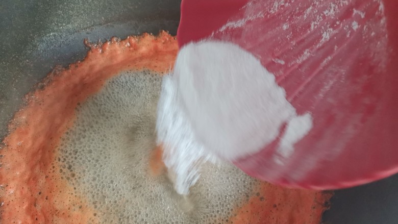 西瓜冻,过滤掉渣子,倒入锅里,小火煮开,加入30克白凉粉搅拌均匀关火