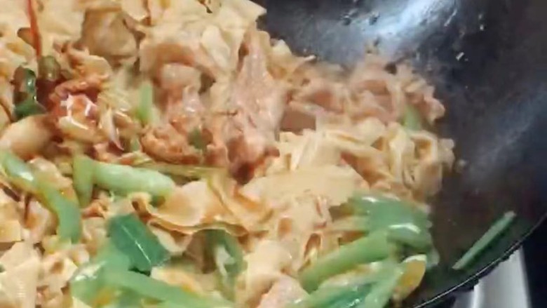 千张肉丝,加入生抽,<a style='color:red;display:inline-block;' href='/shicai/ 717'>味精</a>