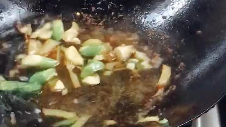 千张肉丝,加入清水,食盐和黑胡椒粉