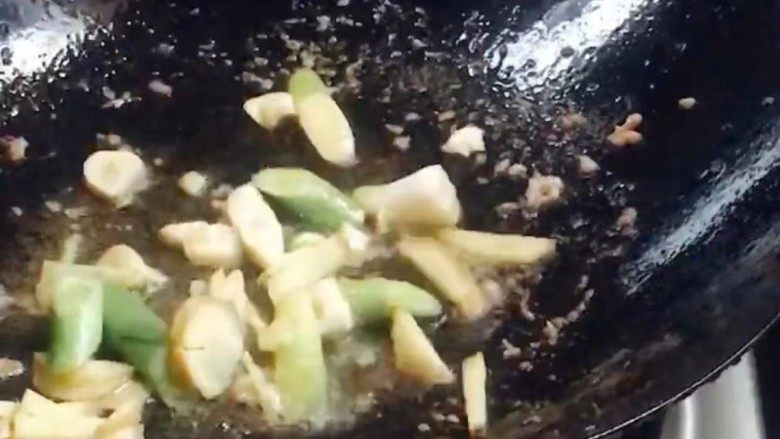 千张肉丝,另起锅烧油,加大蒜生姜和蒜末炸香