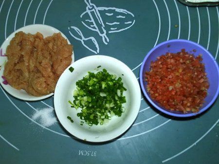 蔬菜肉饼,鸡肉剁成泥,葱洗净切葱花,胡萝卜切成碎末,备用。