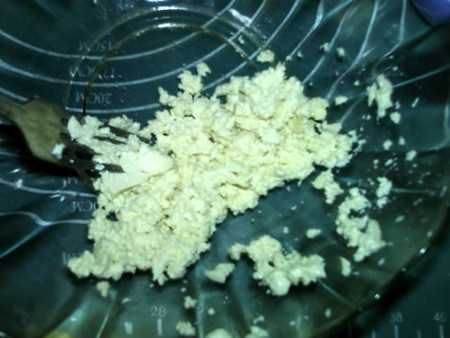 蔬菜肉饼,豆腐洗净,放入大碗,捣成泥。
