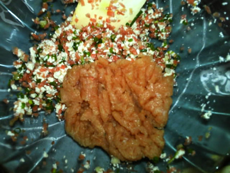 蔬菜肉饼,加入鸡肉,拌匀。