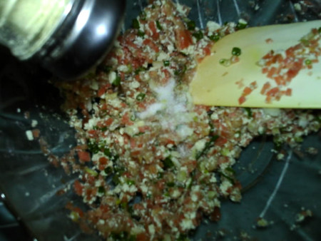 蔬菜肉饼,加入盐,胡椒粉,
