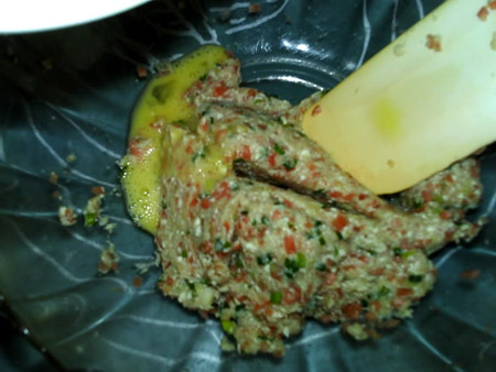 蔬菜肉饼,加入30克蛋液,