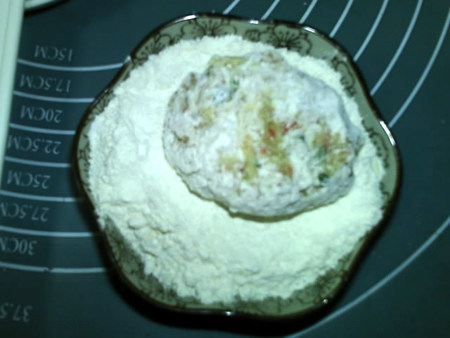 蔬菜肉饼,分成5等分,裹满面粉,