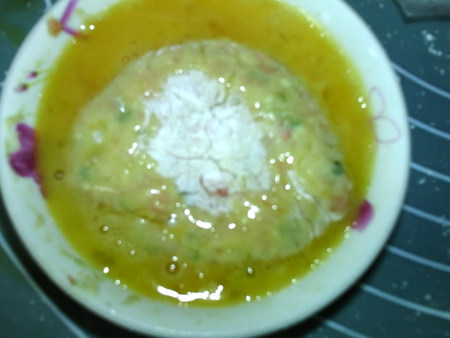 蔬菜肉饼,将鸡肉饼裹一层蛋液,