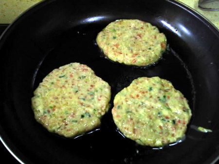 蔬菜肉饼,放入锅中,小火煎烙。