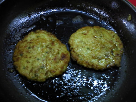 蔬菜肉饼,两面金黄,熄火,