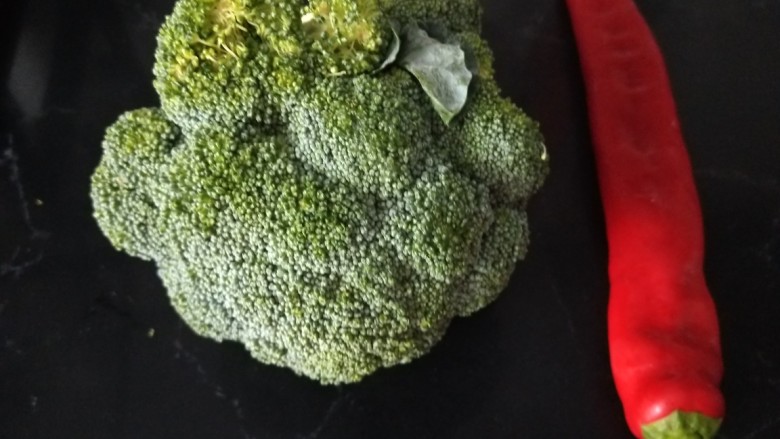 凉拌蒜蓉西兰花,准备西兰花,小米辣