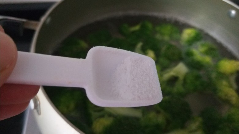 凉拌蒜蓉西兰花,水烧开下入西兰花进行汆烫,加入少许盐