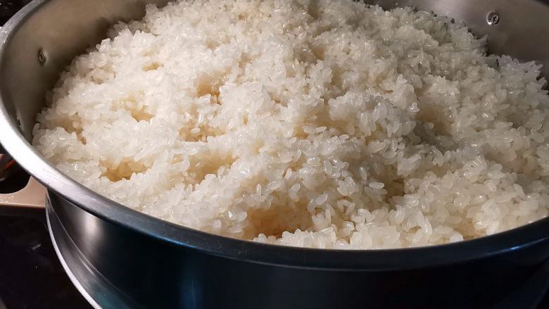 蒸的不一样，蒸好吃，米粒Q弹，馅儿超多，不必等四、五小时才有粽子吃,<a style='color:red;display:inline-block;' href='/shicai/ 498'>糯米</a>泡四个小时，上锅蒸熟