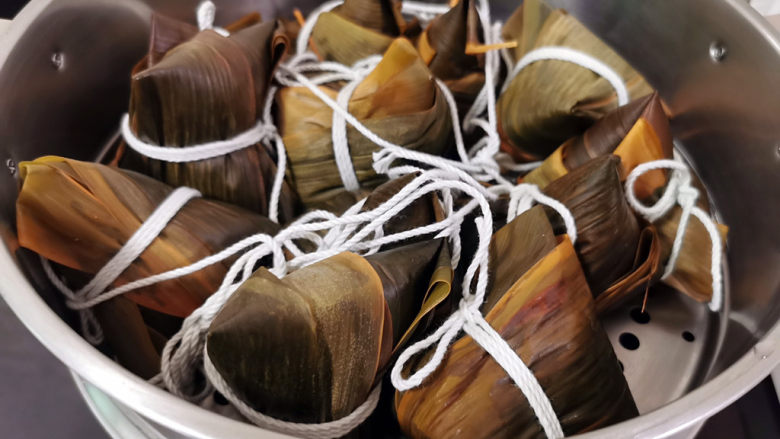 蒸的不一样，蒸好吃，米粒Q弹，馅儿超多，不必等四、五小时才有粽子吃,放入蒸锅，蒸30分钟即可
