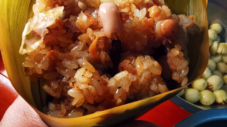 蒸的不一样，蒸好吃，米粒Q弹，馅儿超多，不必等四、五小时才有粽子吃,粽叶入锅煮过，刷新干净，两片叶子对折，交叉成漏斗形状，将分配好的食材全部放进来，盖上粽子，用绵绳扎好