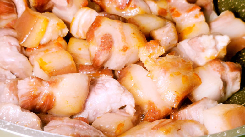 蒸的不一样，蒸好吃，米粒Q弹，馅儿超多，不必等四、五小时才有粽子吃,<a style='color:red;display:inline-block;' href='/shicai/ 11240'>梅花肉</a>切块，下锅煸香