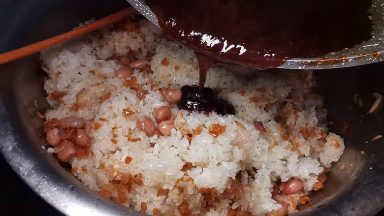 蒸的不一样，蒸好吃，米粒Q弹，馅儿超多，不必等四、五小时才有粽子吃,蒸好的糯米饭加入捞过的<a style='color:red;display:inline-block;' href='/shicai/ 664'>花生</a>及卤肉的汤汁