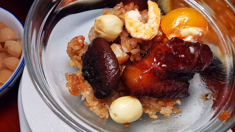 蒸的不一样，蒸好吃，米粒Q弹，馅儿超多，不必等四、五小时才有粽子吃,为了均衡每一颗<a style='color:red;display:inline-block;' href='/shicai/ 4772'>粽子</a>的食材，用一个碗，先将所有食材放进来，以免漏掉任何食材