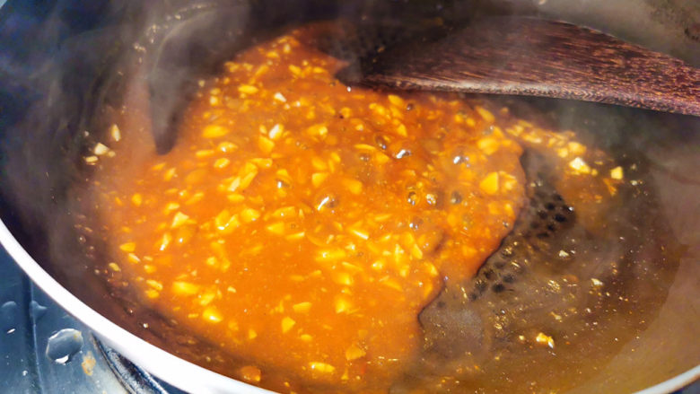 蒸的不一样，蒸好吃，米粒Q弹，馅儿超多，不必等四、五小时才有粽子吃,<a style='color:red;display:inline-block;' href='/shicai/ 4510'>黄豆酱</a>加蒜末，糖，水煮开，勾芡收汁，就是吃粽子的蘸酱啦