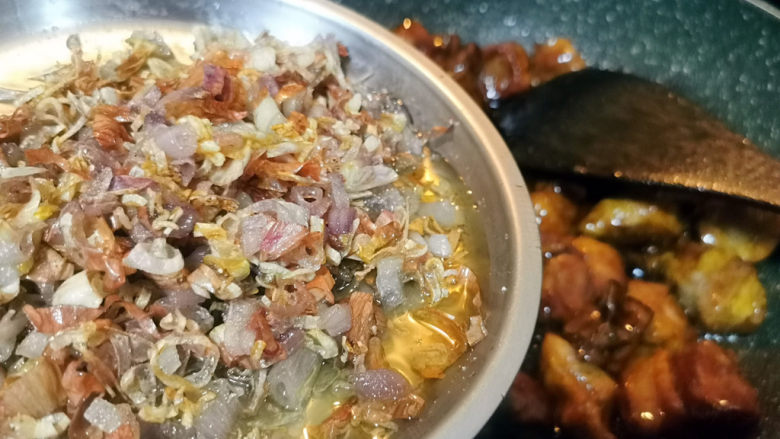 蒸的不一样，蒸好吃，米粒Q弹，馅儿超多，不必等四、五小时才有粽子吃,干香葱炸酥后，加入卤肉中