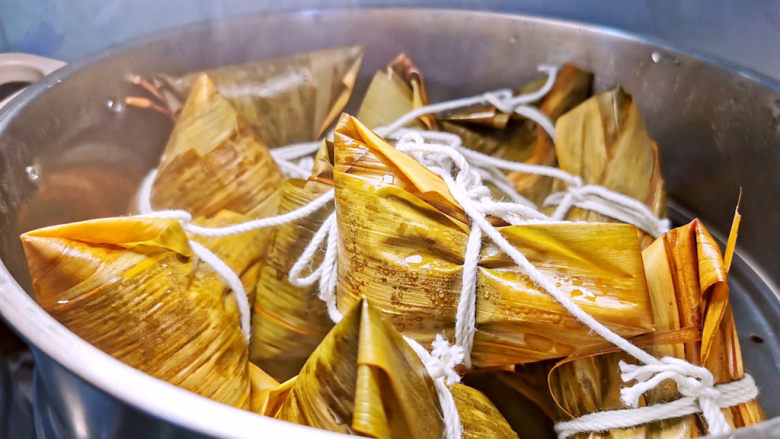 蒸的不一样，蒸好吃，米粒Q弹，馅儿超多，不必等四、五小时才有粽子吃,热乎乎出锅