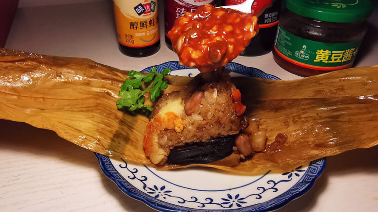 蒸的不一样，蒸好吃，米粒Q弹，馅儿超多，不必等四、五小时才有粽子吃,料多实在，蘸酱淋上，馋嘴