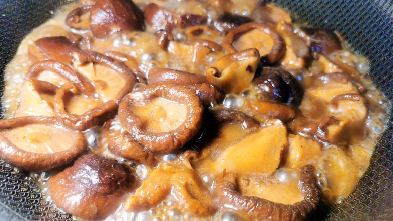 蒸的不一样，蒸好吃，米粒Q弹，馅儿超多，不必等四、五小时才有粽子吃,<a style='color:red;display:inline-block;' href='/shicai/ 241'>干香菇</a>泡发后，炒香，加入生抽，蚝油，胡椒粉，香菇水，焖至入味