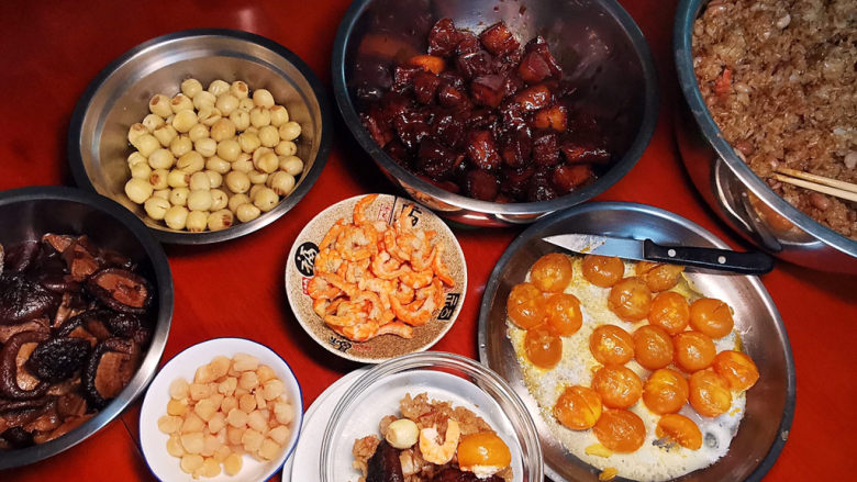 蒸的不一样，蒸好吃，米粒Q弹，馅儿超多，不必等四、五小时才有粽子吃,丰富的馅料，<a style='color:red;display:inline-block;' href='/shicai/ 674'>莲子</a>与<a style='color:red;display:inline-block;' href='/shicai/ 195'>干贝</a>要事先泡发