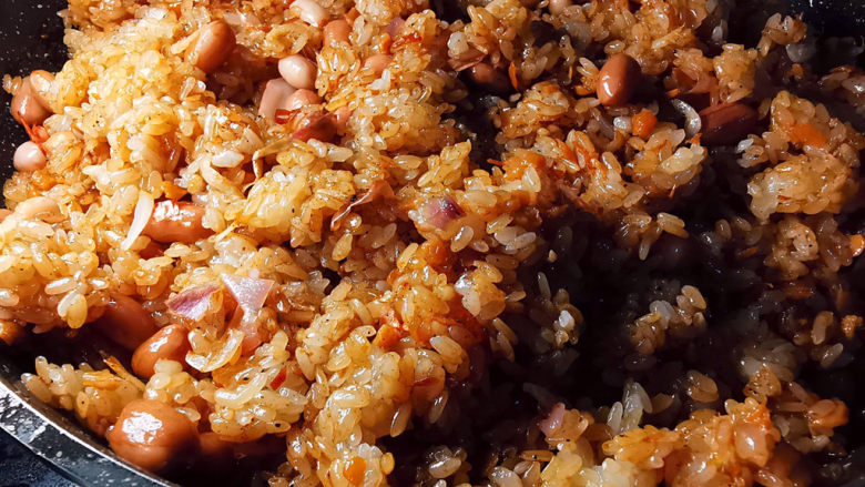 蒸的不一样，蒸好吃，米粒Q弹，馅儿超多，不必等四、五小时才有粽子吃,拌匀糯米饭